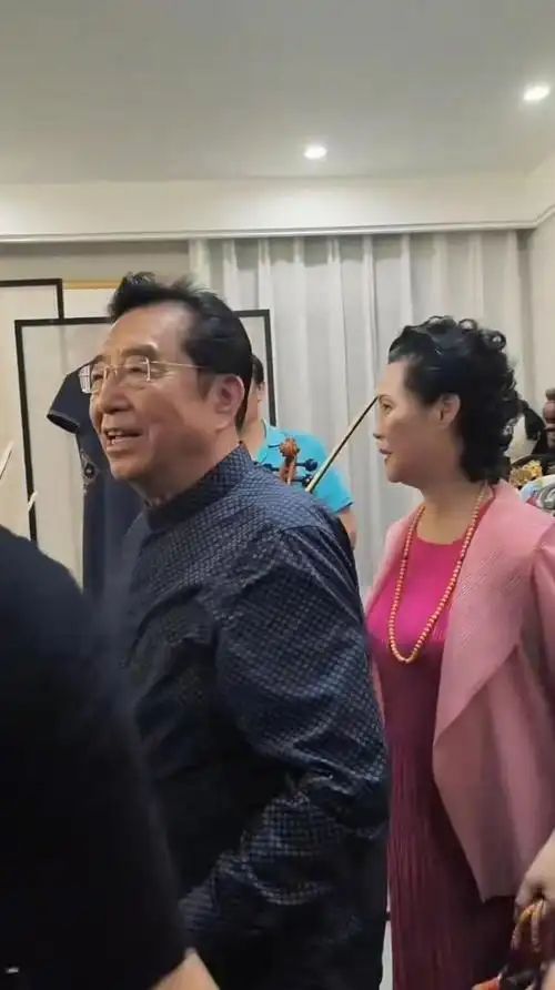 的母亲被限制出境86父亲拄着拐杖开元棋牌