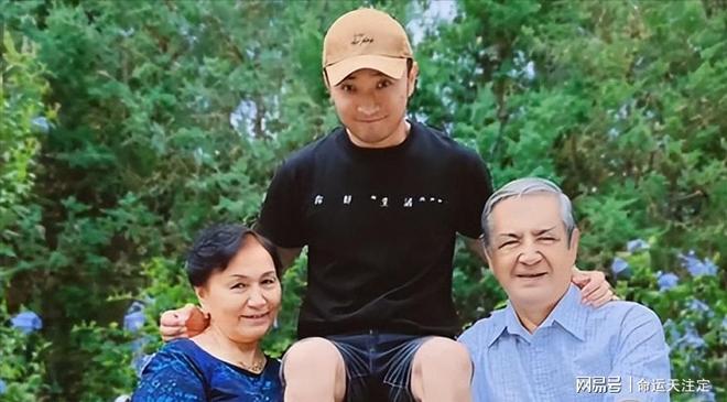翻译官42岁尼格买提无儿无女开元棋牌试玩母亲是演员再婚嫁(图11)
