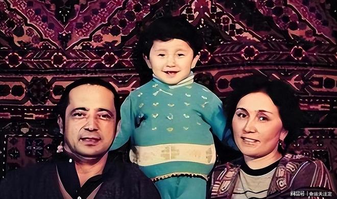 翻译官42岁尼格买提无儿无女开元棋牌试玩母亲是演员再婚嫁(图13)